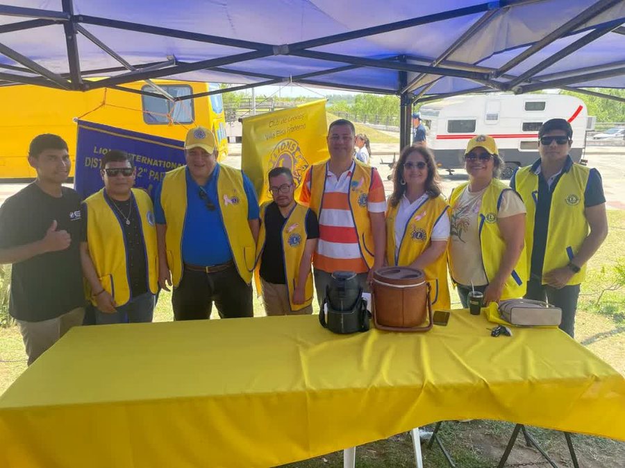 Socios del Club de Leones Villa Elisa Fraterno en una jornada de servicio