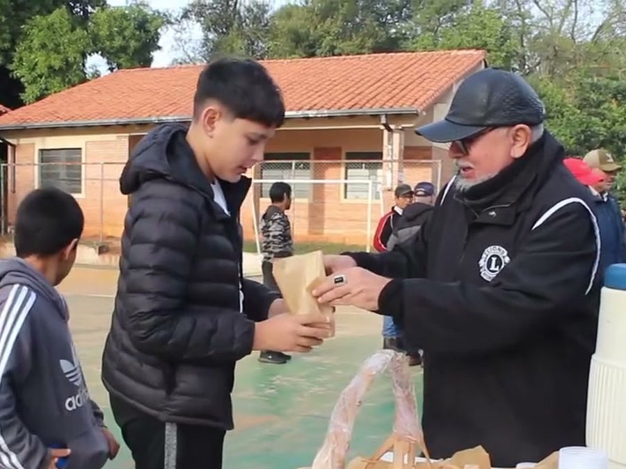 Entrega de merienda a chicos en Yuty